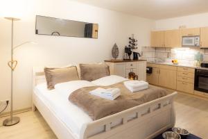 une chambre avec un lit avec deux serviettes dessus dans l'établissement Harzliebe, à Sankt-Andreasberg