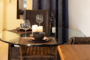 une table en verre avec deux verres et une bouteille de vin dans l'établissement Harzliebe, à Sankt-Andreasberg 4 autres photos