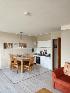 une cuisine et une salle à manger avec une table et des chaises dans l'établissement Geißenblick, à Hohegeiss 27 autres photos