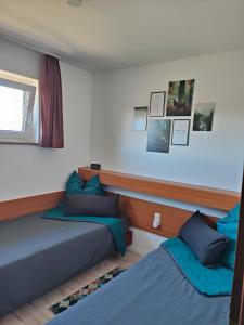 une chambre avec deux lits et une fenêtre dans l'établissement Geißenblick, à Hohegeiss