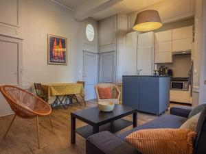 un soggiorno con un divano e un tavolo di Appartement charmant de 50m2 proche cathédrale a Chartres Altre 7 foto
