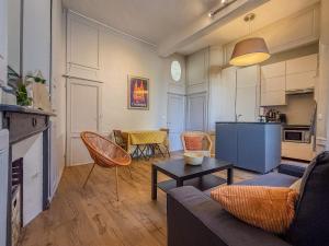 un soggiorno con un divano e un tavolo di Appartement charmant de 50m2 proche cathédrale a Chartres