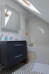 e bagno con lavandino, cabina armadio e vasca. di Appartement charmant de 50m2 proche cathédrale a Chartres