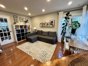 Χώρος καθιστικού στο Large 4BD Home in Orleans with Pool