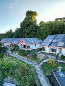 une rangée de maisons avec des panneaux solaires sur leur toit dans l'établissement Cabañas del Puerto, à Puerto Montt