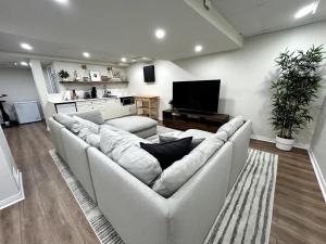 Μια τηλεόραση ή/και κέντρο ψυχαγωγίας στο Large 4BD Home in Orleans with Pool