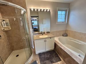 Ένα μπάνιο στο Large 4BD Home in Orleans with Pool