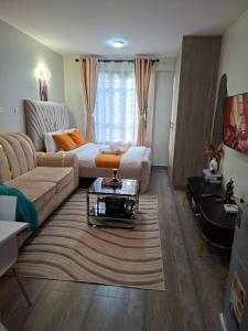 ein Wohnzimmer mit einer Couch und einem Couchtisch in der Unterkunft Staycation with Ryn in Ruaka