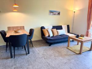 a living room with a couch and a table at KÄPT´N BRASS "Kajüte 4" in Dierhagen