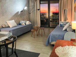 Giường trong phòng chung tại Edifício Algarve