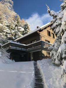 een blokhut in de sneeuw met een oprit bij Chalet Etienne in Jarrier