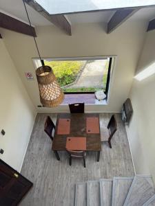 une vue aérienne d'une table et de chaises de salle à manger dans l'établissement Cabañas del Puerto, à Puerto Montt