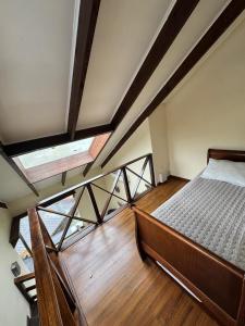 une chambre avec un lit et un parquet dans l'établissement Cabañas del Puerto, à Puerto Montt 31 autres photos