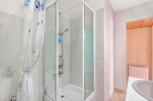 un baño con ducha y lavabo en Orciéres Village, en Orcières 17 fotos más