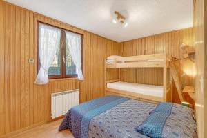 Un dormitorio con dos literas y una ventana. en Orciéres Village, en Orcières
