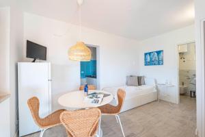 un salon avec une table, des chaises et un canapé dans l'établissement Elbamar Lacona, à Lacona