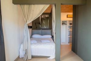 een bed met een hemelbed in een kamer bij Casale Orgogliosa in San Vito Chietino +99 foto's