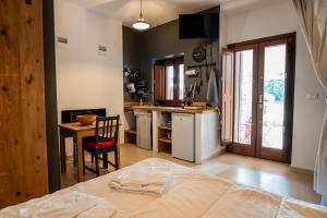 een slaapkamer met een bed en een keuken met een tafel bij Casale Orgogliosa in San Vito Chietino