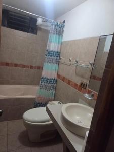 ein Badezimmer mit Toilette und Waschbecken in der Unterkunft Apartamento centrico en Puno in Puno