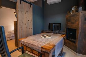 een eetkamer met een tafel en een houten muur bij Casale Orgogliosa in San Vito Chietino