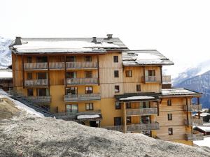 ein Gebäude auf einem schneebedeckten Berg in der Unterkunft T Bergerie A N104 2P4 in Forest des Baniols