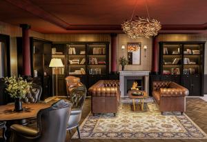 ein Wohnzimmer mit Ledermöbeln und Kamin in der Unterkunft MYTHIC SANA Downtown Suites in Lissabon