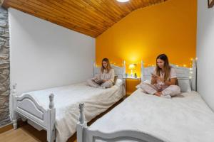 Кровать или кровати в номере Casa Rural La Carrozal Senda del Oso