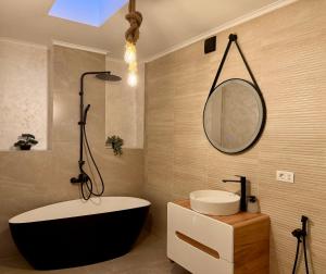 O baie la The Bucket - Calla Old Town with Jacuzzi & View