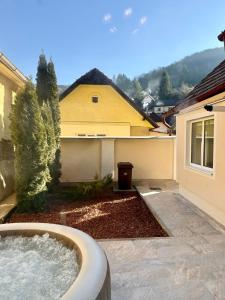 O vedere generală la munți sau o vedere la munte luată de la această vilă