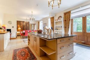 8 Bed in Invergordon oc-p32711 في Barbaraville: مطبخ مع جزيرة كبيرة مع كونتر توب