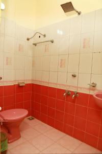 a bathroom with a toilet and a sink at Casa maryam in Fort Kochi
