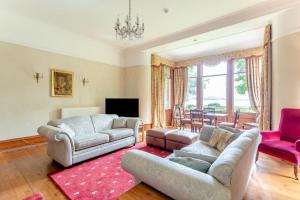 8 Bed in Invergordon oc-p32711 في Barbaraville: غرفة معيشة مع أريكتين وطاولة