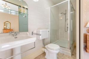 8 Bed in Invergordon oc-p32711 في Barbaraville: حمام مع حوض ومرحاض ودش +54 صورة