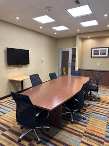 ein Konferenzraum mit einem großen Holztisch und Stühlen in der Unterkunft Fairfield Inn & Suites in Fremont