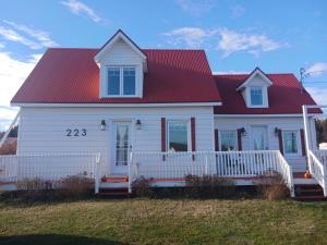 a white house with a red roof at Le nid marin in Gascons