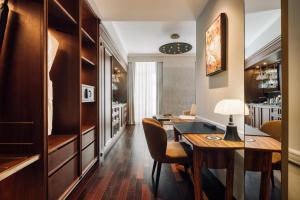 ein Heimbüro mit einem Holztisch und Stühlen in der Unterkunft MYTHIC SANA Downtown Suites in Lissabon + 33 Fotos