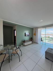 un soggiorno con un tavolo e un divano di Apartamento com duas suítes! a Macapá