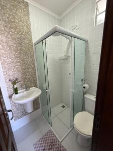 un bagno con doccia, WC e lavandino di Apartamento com duas suítes! a Macapá Altre 23 foto