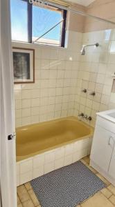 Et badeværelse på Unit 4 - Kalgoorlie, Golden Patch Retreat