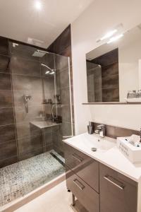 a bathroom with a shower and a sink at l'Ecrit Vin in Rustiques +7 photos