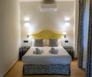 En eller flere senge i et værelse på Turistic Apartment Sevillanos SL