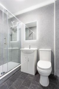 een badkamer met een toilet, een wastafel en een douche bij North Devon Resort in Ilfracombe