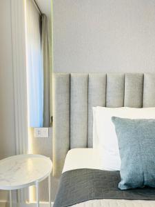 Giường trong phòng chung tại AVA Urban Suites