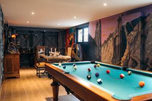 Una sala de billar con una mesa de billar en ella en La Comté à Blagnac, en Blagnac