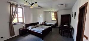 Una cama o camas en una habitación de Lázeňský dům Chudenice 15 fotos más