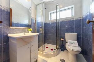 un bagno con doccia, WC e lavandino di B56 - Baluarte Cul de Sac Flat in Lagos a Lagos Altre 53 foto