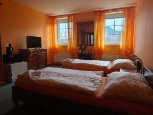 Postel nebo postele na pokoji v ubytování Hostinec U Zlaté lípy