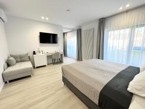 Giường trong phòng chung tại AVA Urban Suites