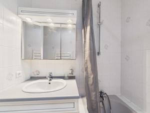 Un baño con lavabo, espejo y bañera. en Maison pour 4 à la campagne, en Commequiers 20 fotos más