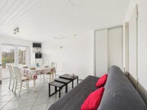 una sala de estar con un sofá y una mesa en Maison pour 4 à la campagne, en Commequiers